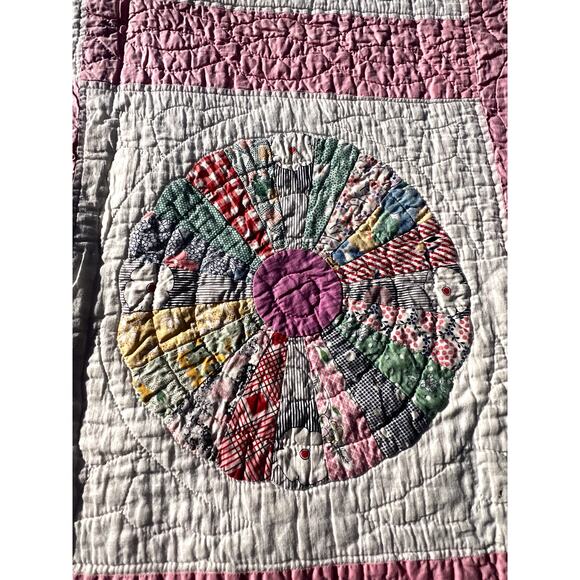 Mabel's 1945 Pink & White Dresden Plate Feedsack Floral Quilt - Picture 3 of 6